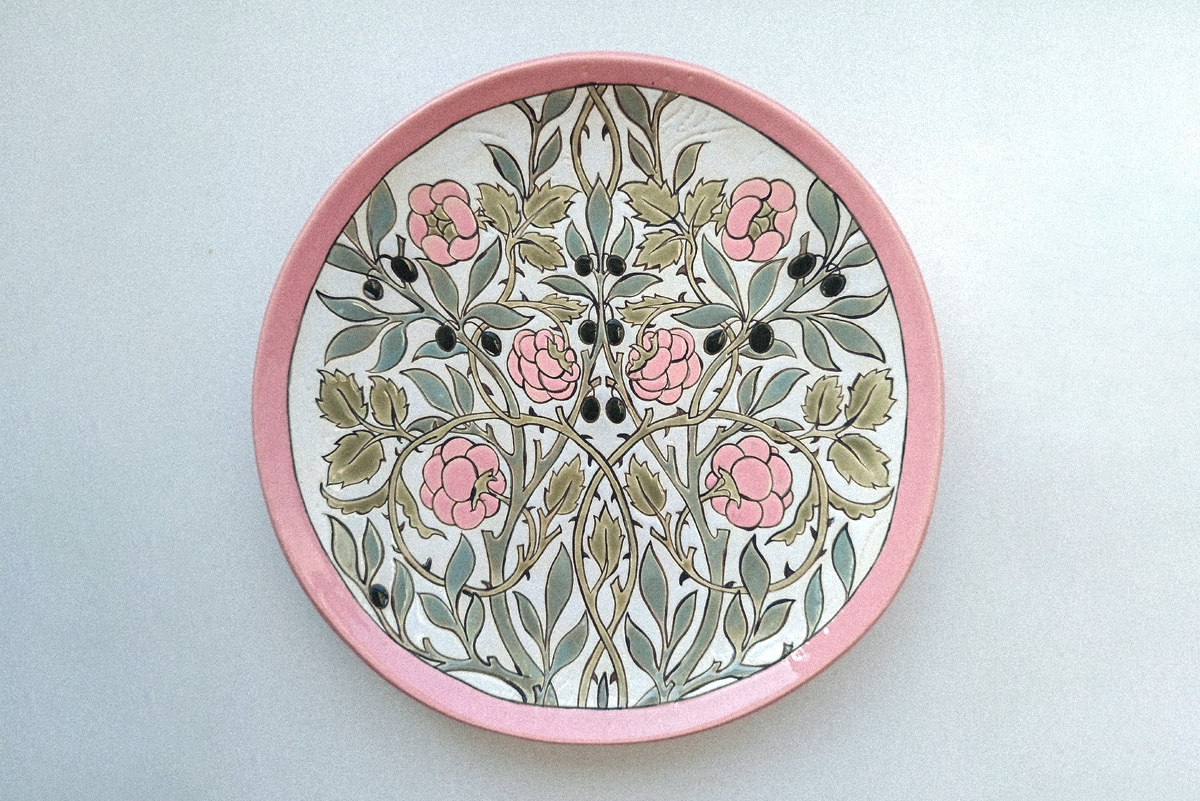 Тарелка, раскрашенная глазурями по мотивам художника 19 века У. Морриса "Olive and rose" в технике Cuerda seca