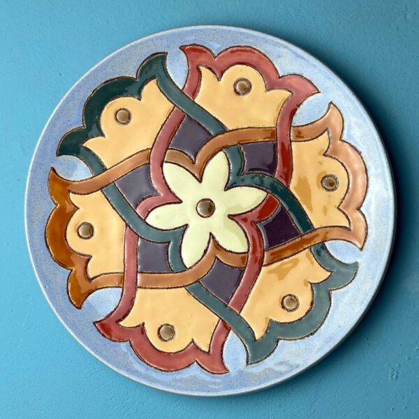 Создание керамической тарелки с прорезанием контура и нанесением цветного узора глазурями