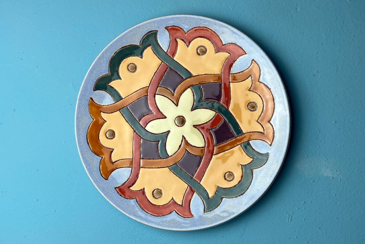 Создание керамической тарелки с прорезанием контура и нанесением цветного узора глазурями
